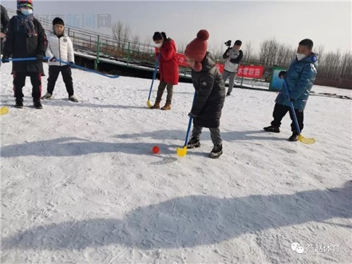 附近的停车场已经停满了车辆,滑雪场内早就拉起醒目的条幅"霸州市'