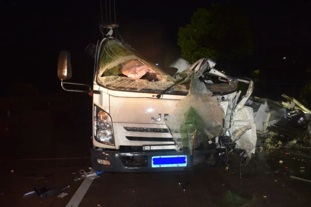 造成王某某死亡裝載的海鮮散滿一地車頭嚴重變形車輛瞬間發生側翻碰撞