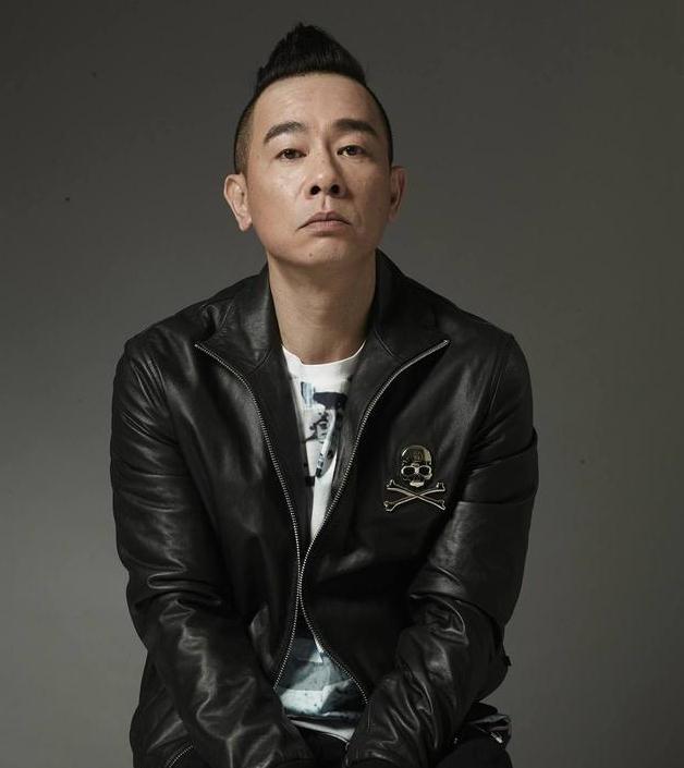 陈小春13岁挣钱养家爆火时母亲离世被卖掉的弟弟是永远的痛