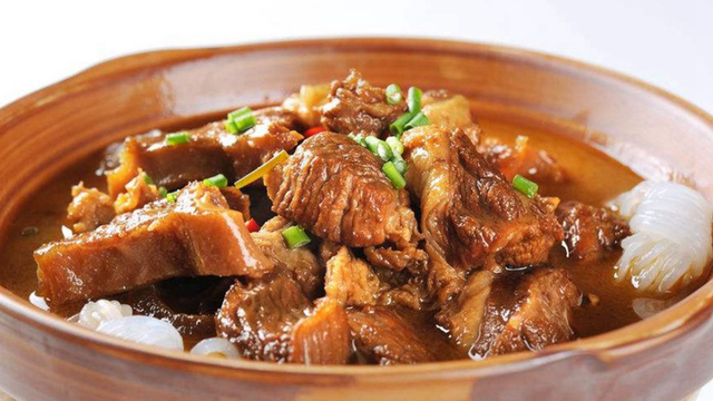 广式焖牛腩的家常做法鲜嫩入味酱香诱人一出锅汤汁都吃光光