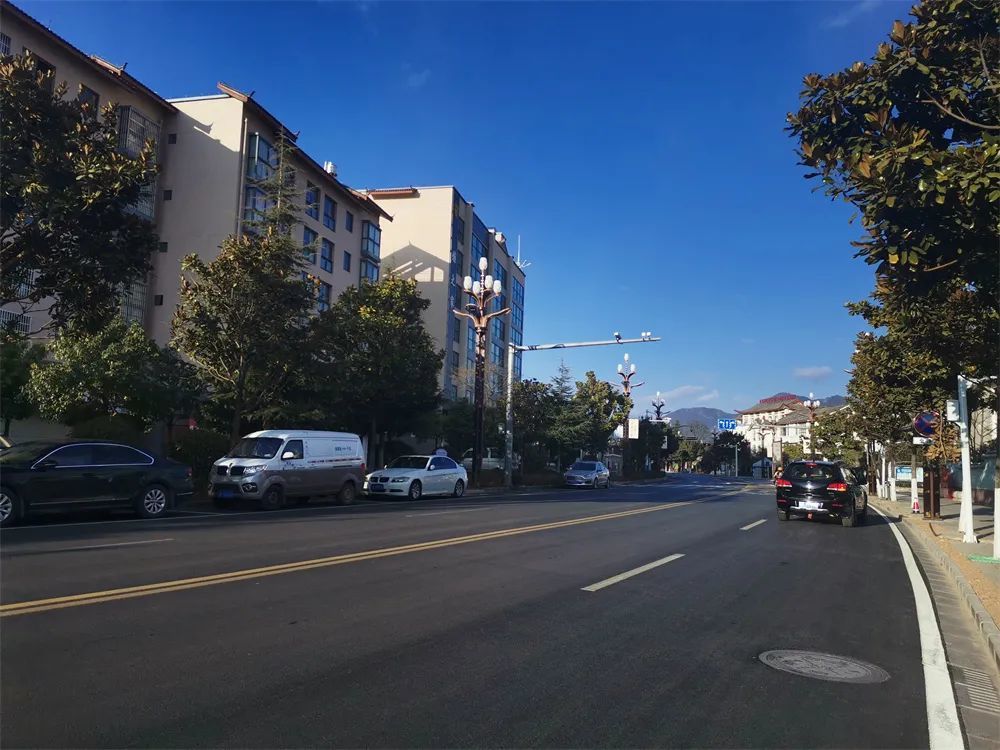 "经常往返于丽江城区与玉龙县城的司机唐师傅说.