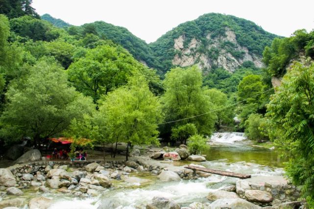 寻访秦岭大坝沟山路边巨石上面写着五个大字闲人禁入山