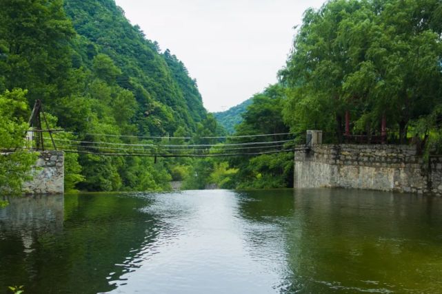 寻访秦岭大坝沟山路边巨石上面写着五个大字闲人禁入山