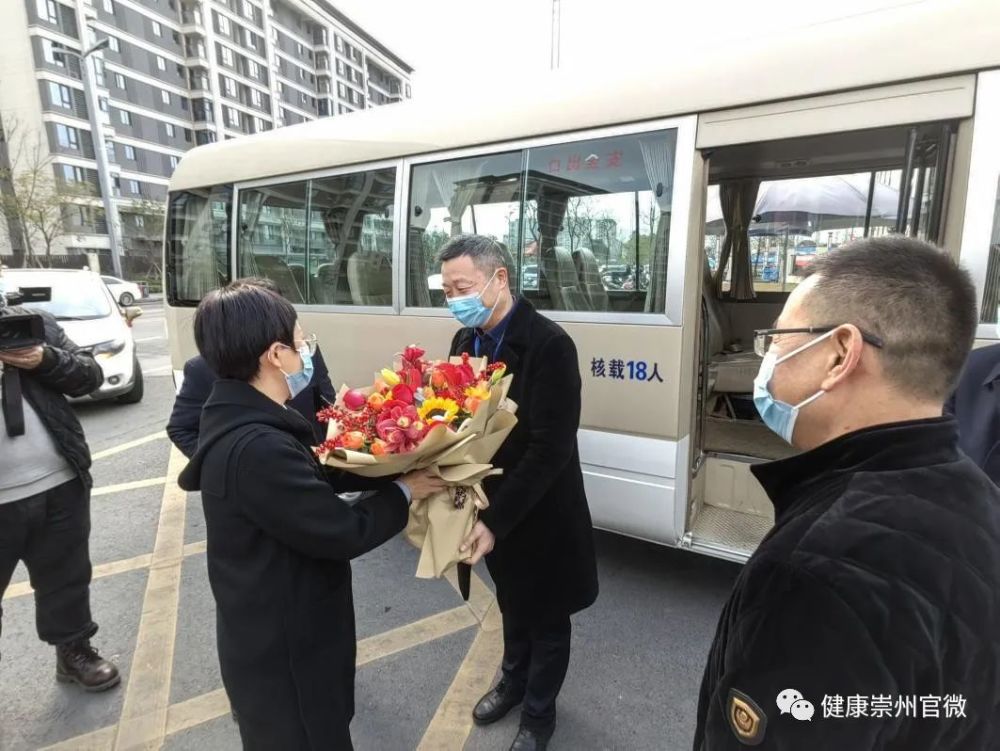 副書記陳建偉一行到市中醫醫院慰問崇州市第七屆拔尖人才,院長李俊峰