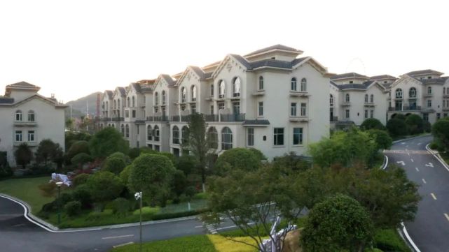 新春贺岁大展播万基紫金湾给全县人民拜年啦