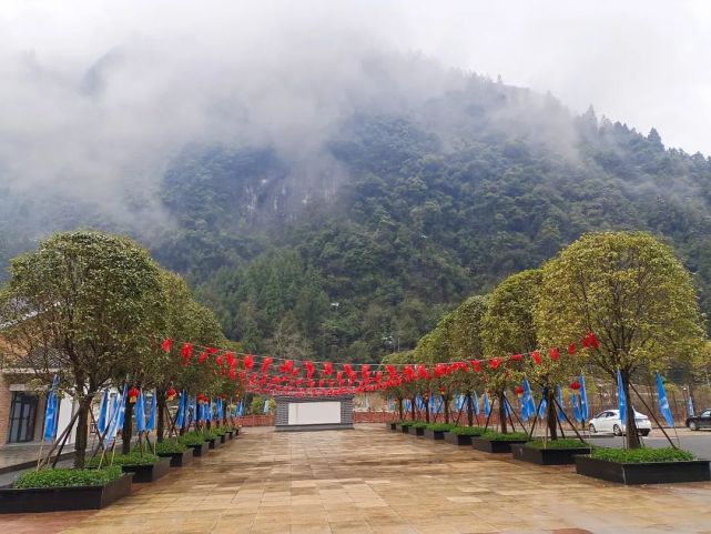 太陽湖,月亮湖,廣寒宮,大風堡等景區已經掛滿燈籠,搭配上紅旗,橫幅