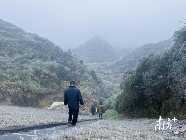 春节来临之际,韶关乐昌市云岩镇督查组正翻山越岭,穿梭于田野之间对