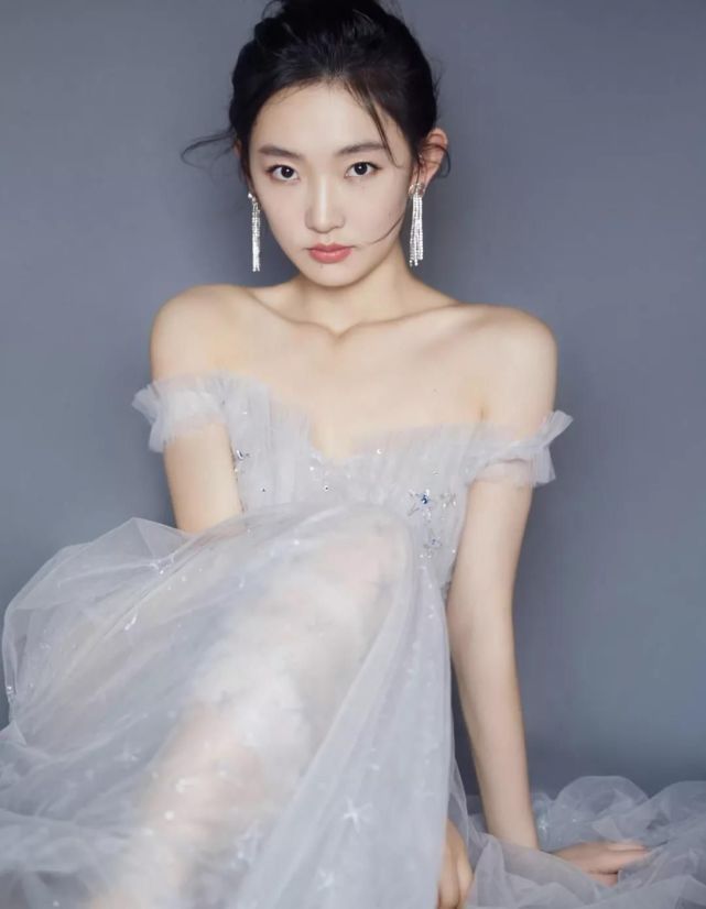 周依然充满甜美阳光的灵气小花