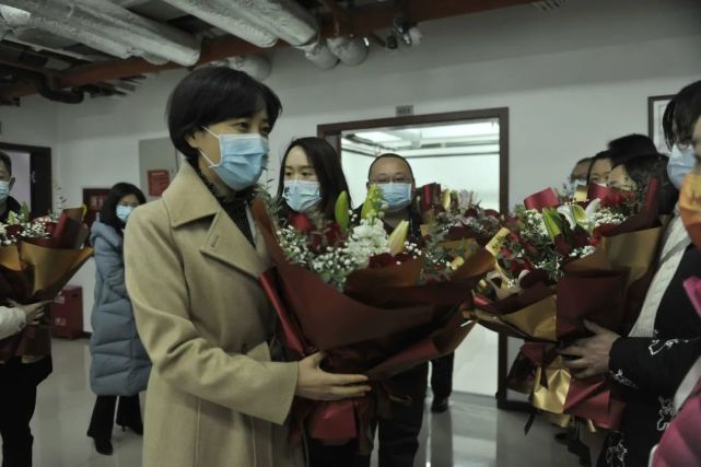 春节前夕，敬静深入抗疫医疗一线走访慰问_腾讯新闻