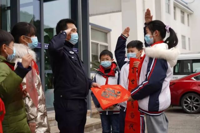 象徵著吉祥表達人們對美好生活祝福越溪實驗小學的少先隊員們把