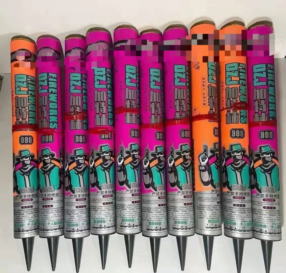 是采用十几支或几十支连珠吐珠类烟花组合而成的一类小型"组合烟花"