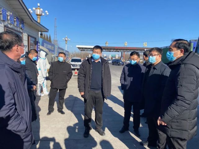 在高速公路出口疫情防控服务点,苑振超实地察看了卡