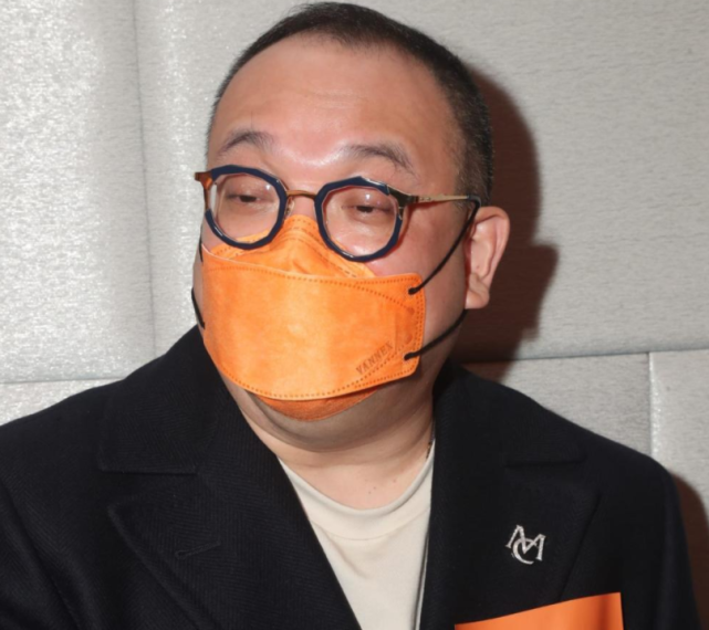 乐易玲随后也接受了采访,她没有向陈恩德道歉,只说艺人在其他地方的