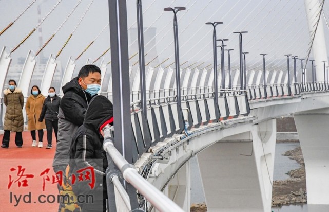 宜阳跨洛河步行景观桥建成投用组图