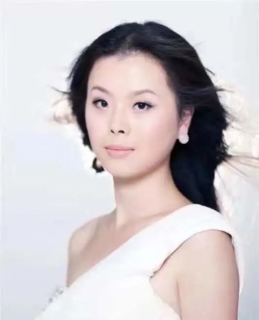 大年初一音乐人吴晓芸率先用一首《叮咚糖》,带大家重回在水巷口老街