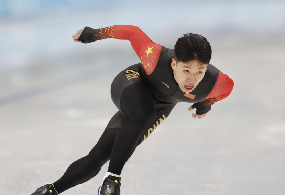 新华社记者 丁旭 摄1月30日,中国队教练王秀丽(中)与队员徐富(右)在