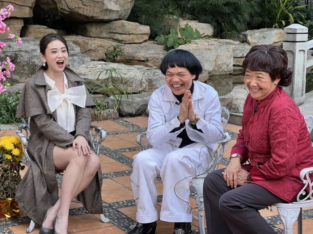 梁非凡喊话网友节目不好看梁非凡三个字倒转写