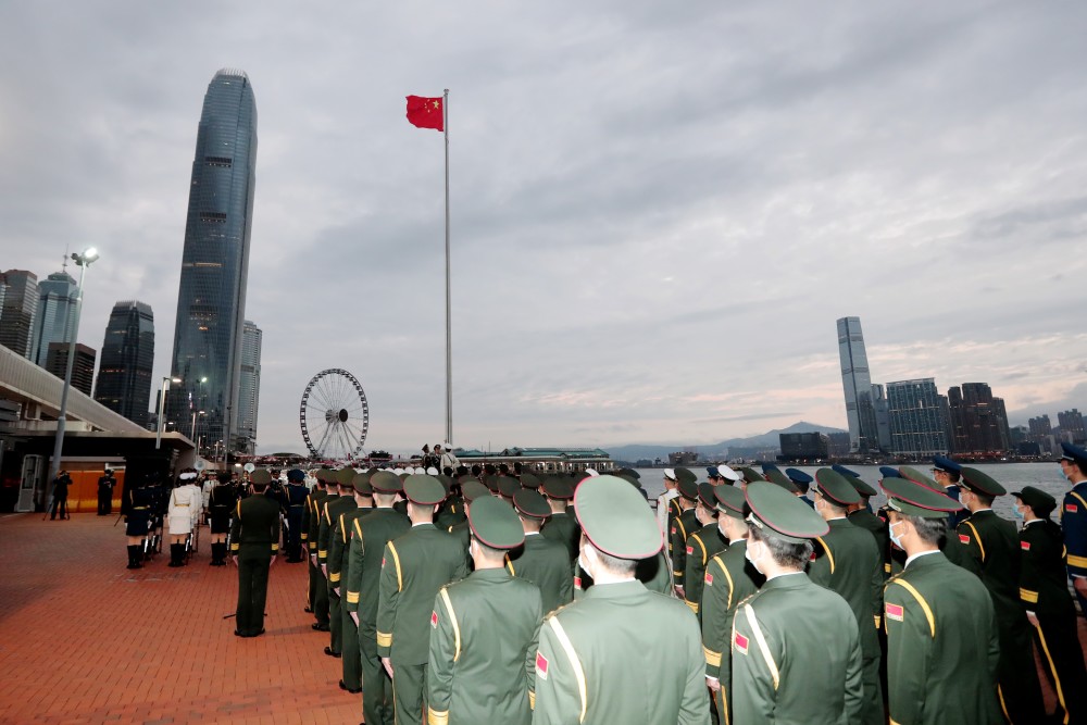 (港澳台·图文互动)解放军驻香港部队首次在中区军用码头举行升国旗