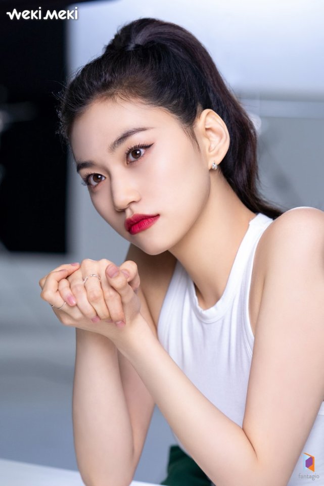 而在女团中也不乏这样的成员,比如金度妍就是这样的一位美人.