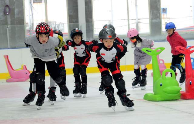 真冰体验迎冬奥河北高碑店首个公共滑冰馆投入使用