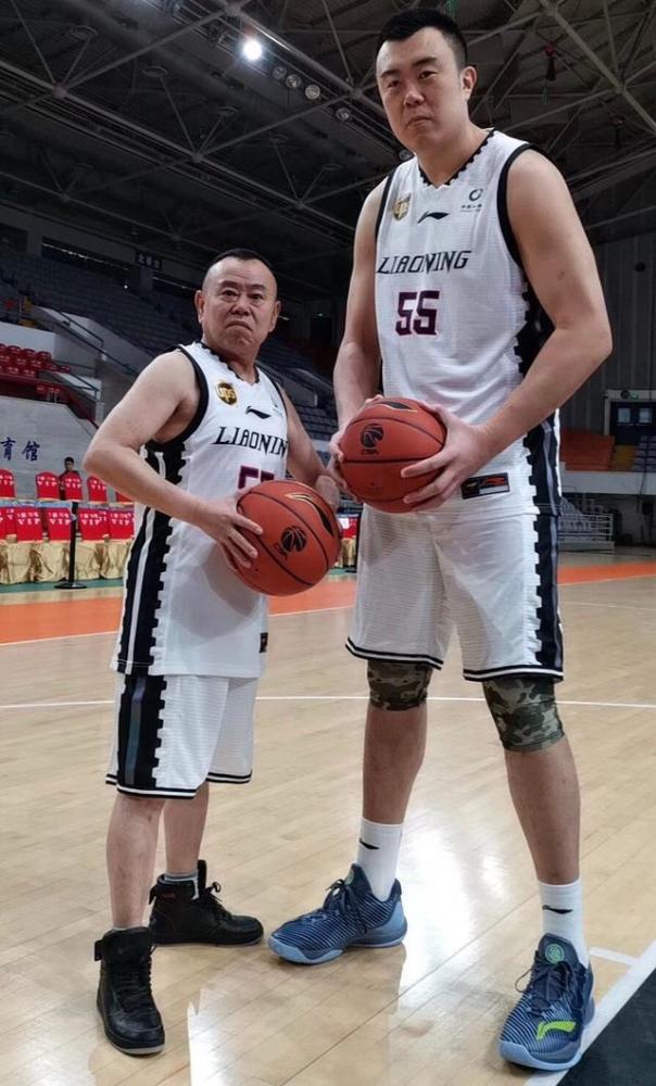 于洋拿出付豪张镇麟赵继伟照片辽篮元素现身2022辽视春晚