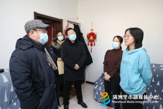 走访慰问中,隋剑平来到南区生活困难党员侯明清家中,详细询问了生活