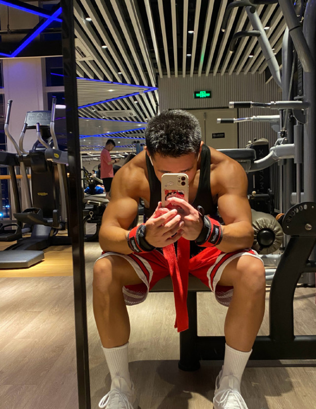 人在成都的肌肉名媛,最爱自然健身和美黑,一身腱子肉帅气逼人!