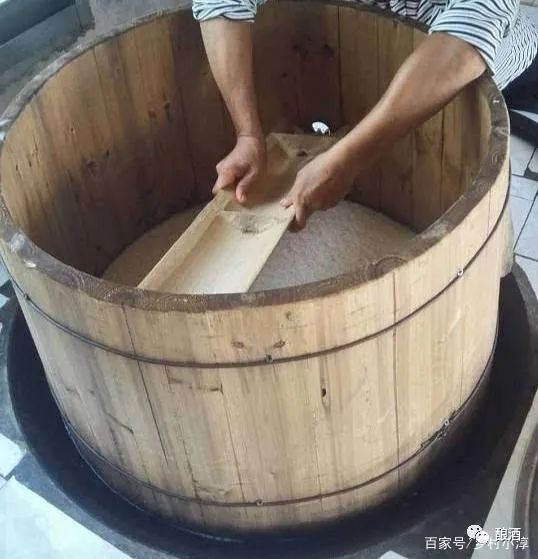 第四步,放天锅,放好天锅后,要把天锅和木甑桶的接口处用湿毛巾封好