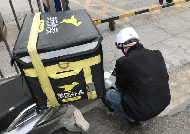 寒风中苦等1小时贵阳外卖小哥捡到钱包急寻失主对方肯定很着急