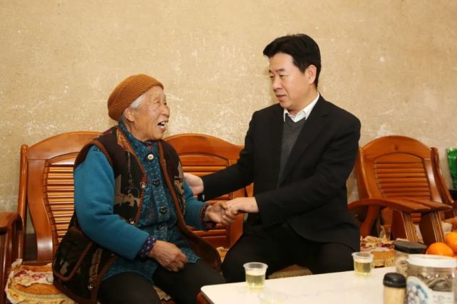 市长陈少荣率队到南雄开展春节前慰问活动.