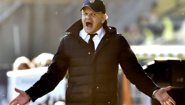 3分变1分,44岁布冯无奈摇头,主帅愤怒摊手