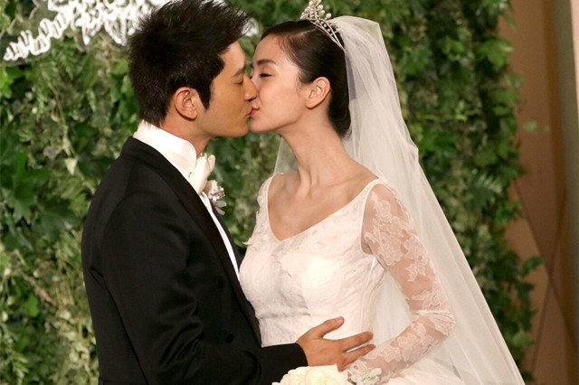 黄晓明&杨颖离婚?起初两人般配的黑白配情侣装,"骗"了多少人_腾讯新闻