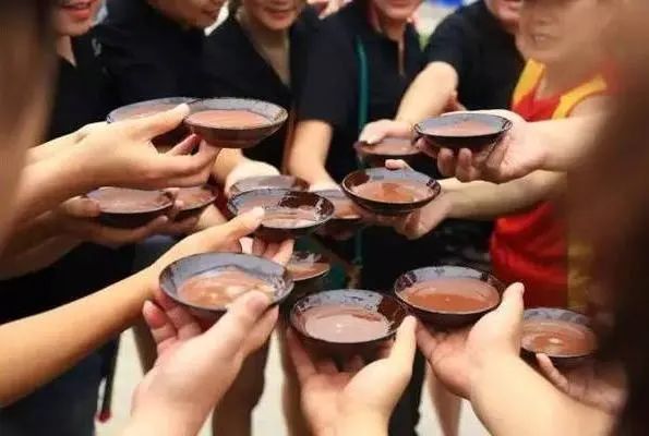 中国人必须要知道的饭桌讲究为何敬酒罚酒都需连喝三杯