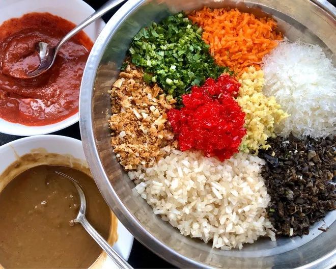 的天津风味素馅儿包括香干,油条,豆芽菜,香菜,最重要的是要有红粉皮