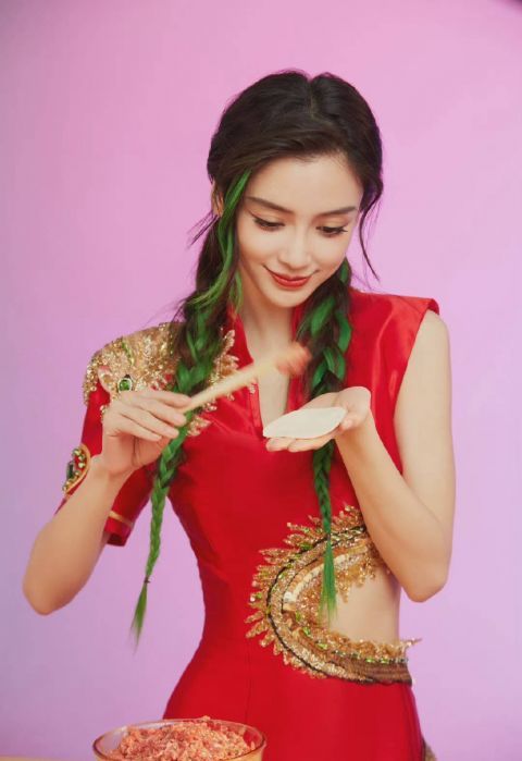 angelababy神龙烈焰新年贺岁大片曝光绿色挑染编发个性十足