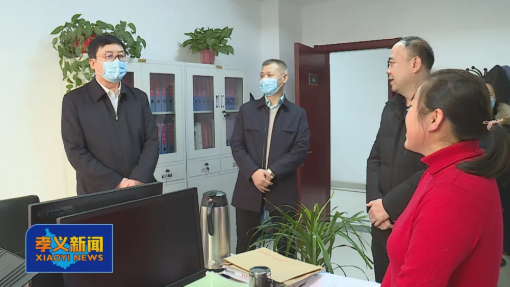 在信访接待室,李晓春详细了解当前信访工作情况,询问基层信访工作以及
