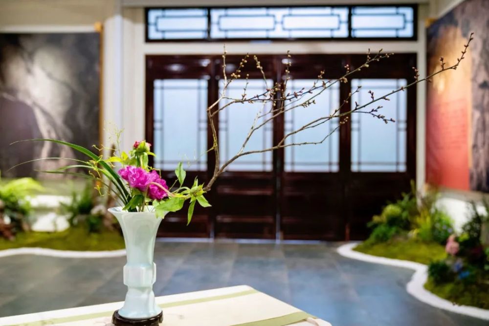 下,西湖西溪68名胜区插花大师工作室负责人戴志祥示范了宋式花艺