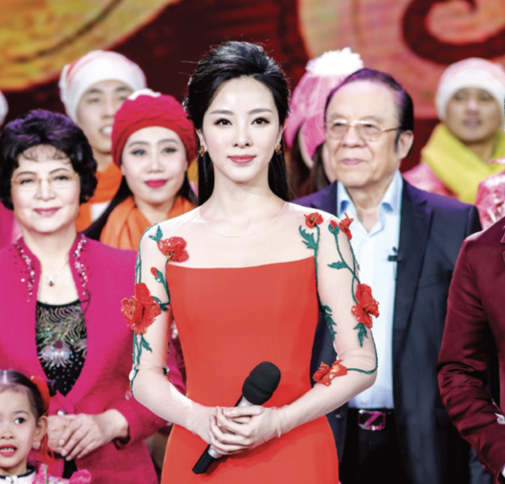 而今李思思已经35岁,只在2017年和2020年缺席春晚主持.