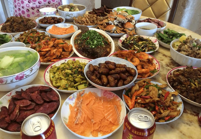 朋友圈晒年夜饭,有的丰盛有的温馨,最后一家让人眼前一亮