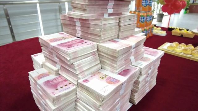 下班就去给老婆买手镯平湖一老板准备120万现金发年终奖