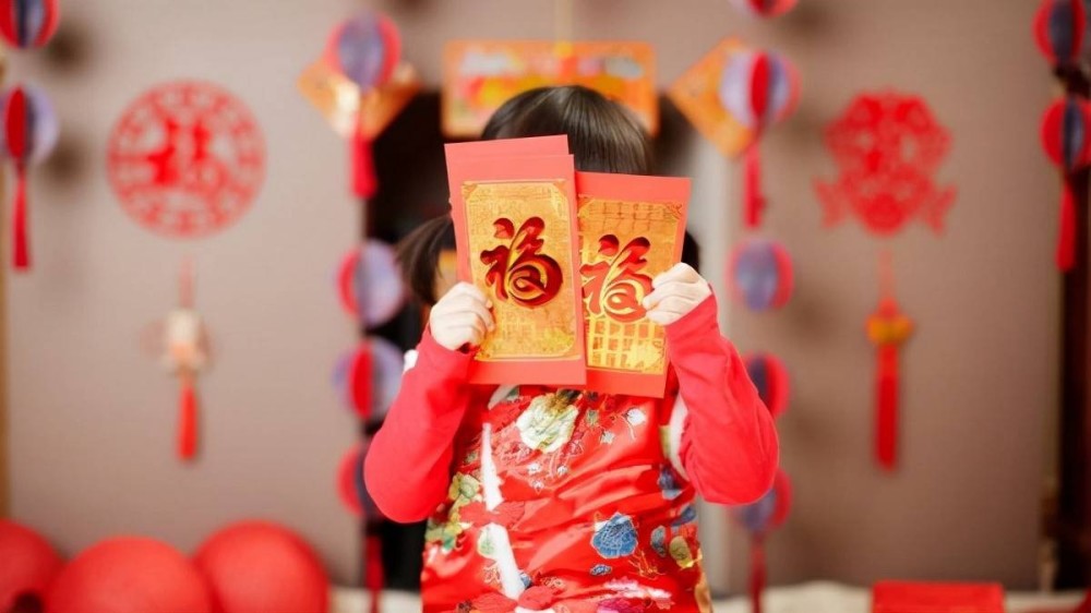 过年给压岁钱讲究大,很多人不清楚,发红包带这2个数,更受欢迎_腾讯