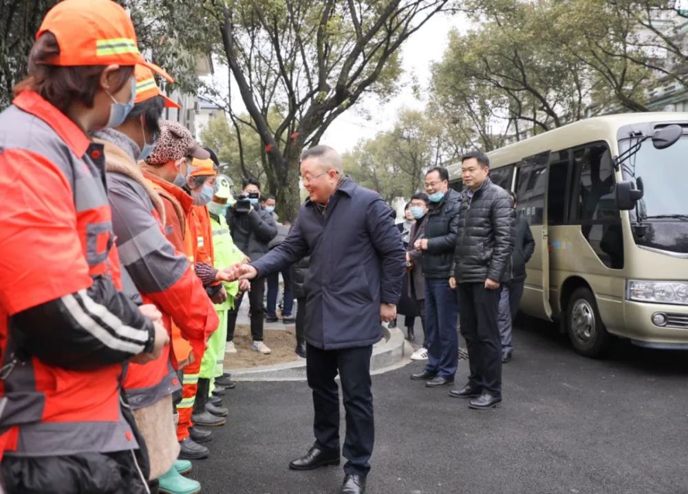 "在梅园垃圾中转站,潘晓辉,黄国华,朱建忠一行看望慰问了环卫工人,并