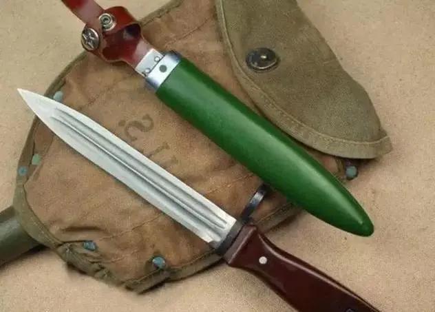 第二款,就是81式刺刀;该冷兵器可以装配在81式自动步枪上使用.
