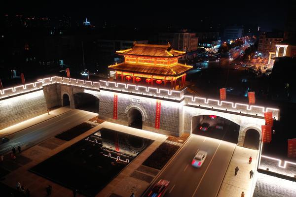 2022年1月30日,河南省邓州市古城平成门上大红灯笼高高挂,引来市民们