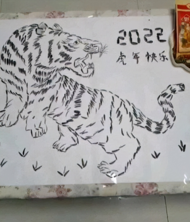 山东潍坊男子用瓜子壳拼出老虎年画寓意虎年虎虎生威