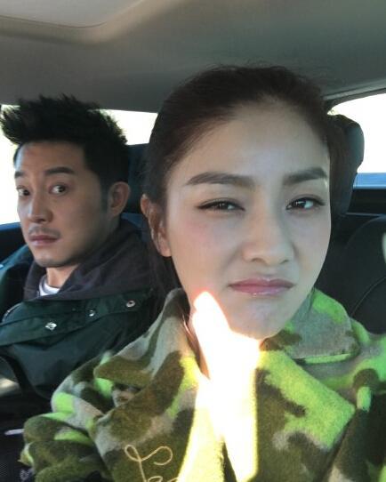 沙溢和胡可晒合照迎新年,素颜出镜状态超好,出轨风波后依旧甜蜜