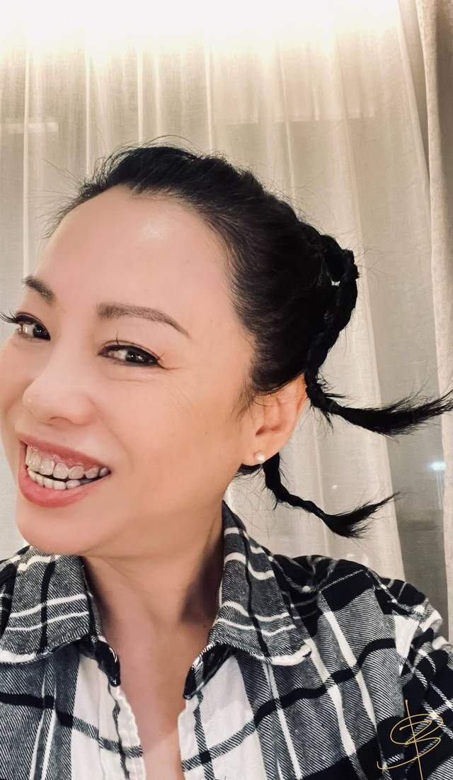 53岁黄绮珊水中拍大片衣服紧贴身体曲线明显生图显露真实颜值