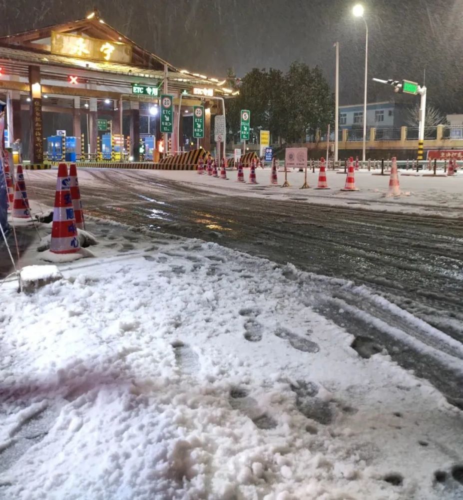 平安关岭全力以赴抗凝冻坚守初心保畅通