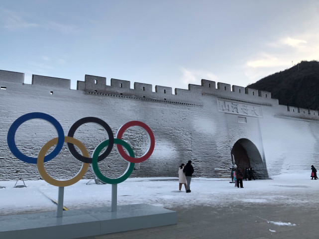 奥运五环立在张家口的标志性景点"大境门"前方,身后是近百年前"大好河