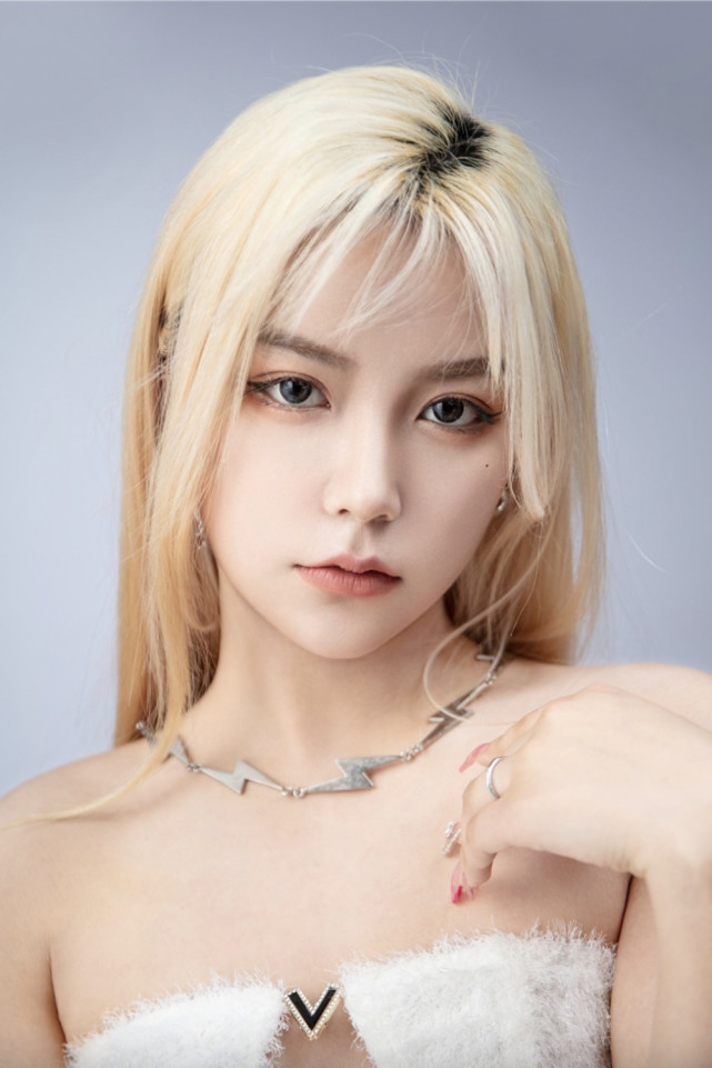 川渝春晚上这个生面孔领舞女孩其实不简单一条甩头换装视频就涨粉900